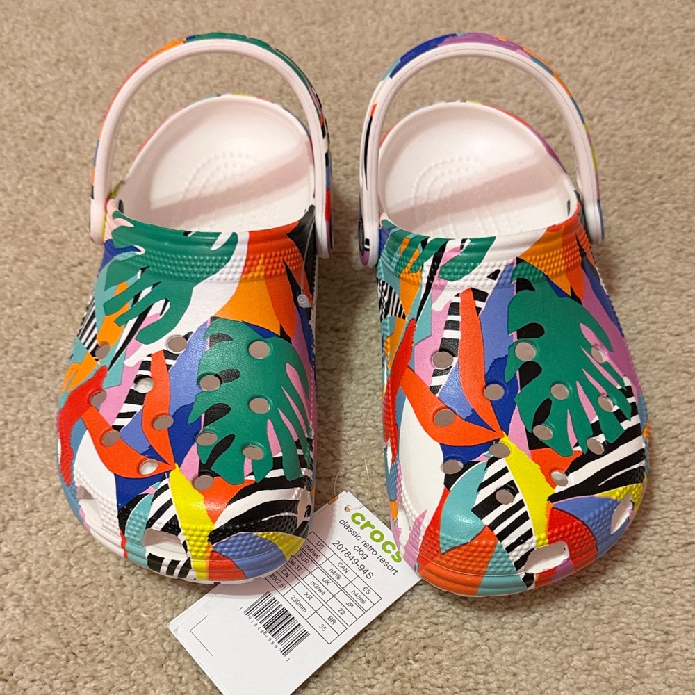 CROCS M4/6 Multicolor Graphic Clogs - Picture 3 of 7
